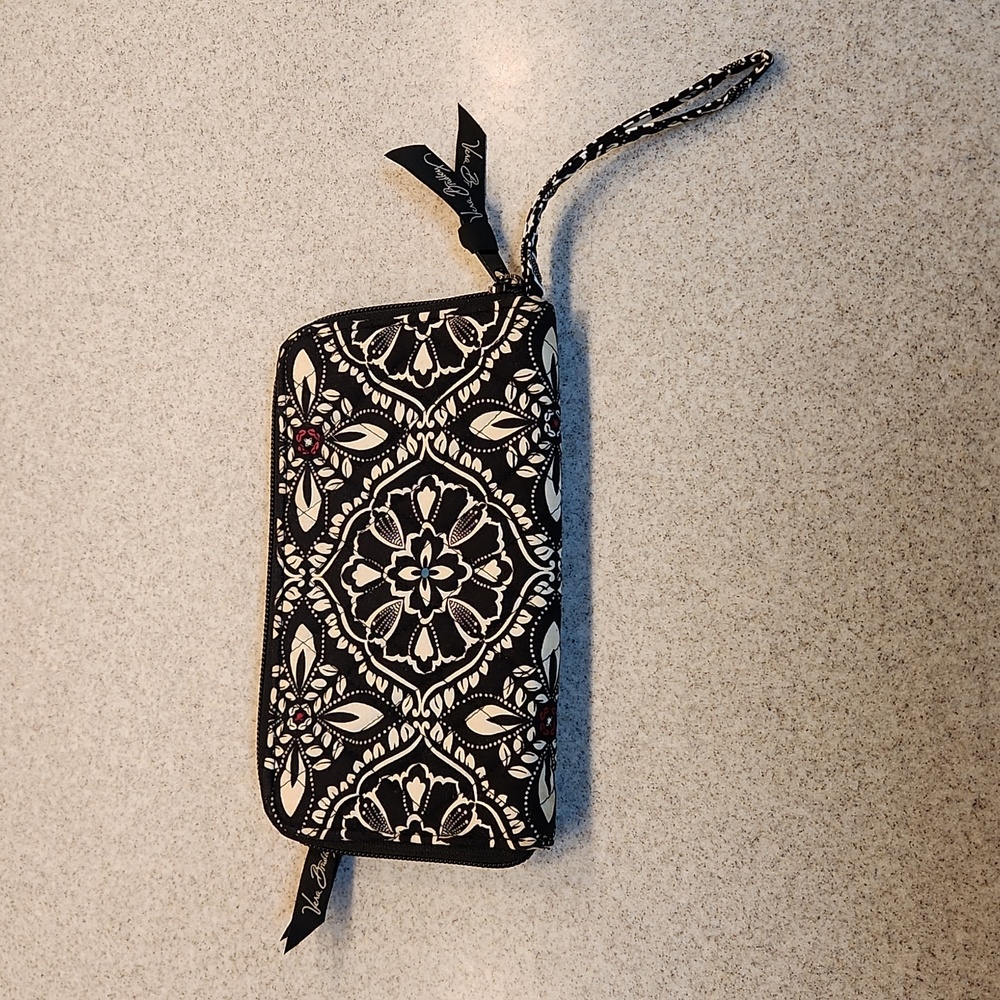 VERA BRADLEY WRISTLET WALLET